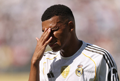 <a href=/mingxingqiuyuan/zuqiubs/119.html target=_blank class=infotextkey>梅西</a>已揽4金球+3<a href=/zuqiubs/ouguan/ target=_blank class=infotextkey>欧冠</a>，C罗1金球+1欧冠，同龄姆巴佩仍0金球0欧冠