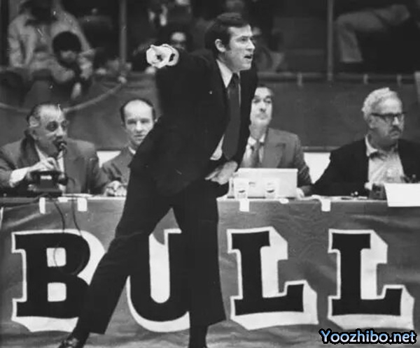 1970-71赛季，迪克-莫塔如何引领芝加哥<a href=/lanqiubs/bulls/ target=_blank class=infotextkey>公牛</a>队逆袭，揽获最佳教练殊荣