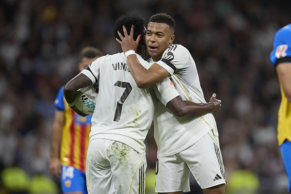 点球风波!维尼修斯抢罚失手,姆巴佩无语以对