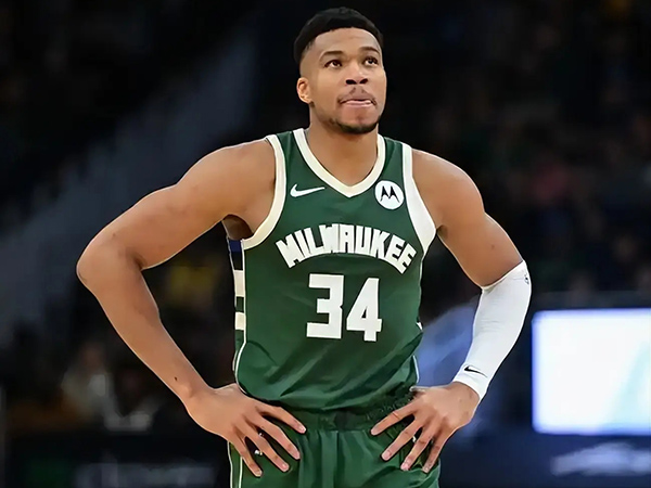 字母哥去留悬念:雄鹿困境与<a href=/lanqiubs/warriors/ target=_blank class=infotextkey>勇士</a>的争夺机遇