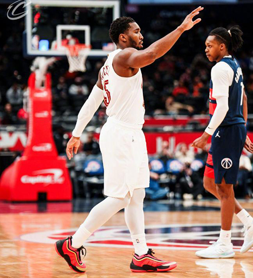 末节狂轰45分逆转！米切尔48分封神 骑士13连胜<a href=/lanqiubs/wizards/ target=_blank class=infotextkey>奇才</a>