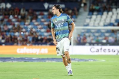 皇马5000万挖到左路铁闸！22岁A费7场全勤，<a href=/zuqiubs/manlian/ target=_blank class=infotextkey>曼联</a>痛失瑰宝？