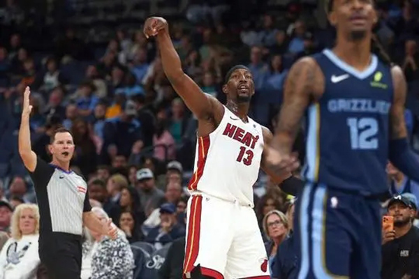 完美模仿<a href=/lanqiubs/warriors/ target=_blank class=infotextkey>勇士</a>库里，热火队阿德巴约首节连中4记三分带队击败灰熊