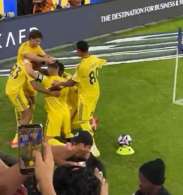 绝杀瞬间！<a href=/mingxingqiuyuan/zuqiubs/122.html target=_blank class=infotextkey>菲利克斯</a>给C罗戴上“胜利信物”，C罗跳舞回应嗨爆！