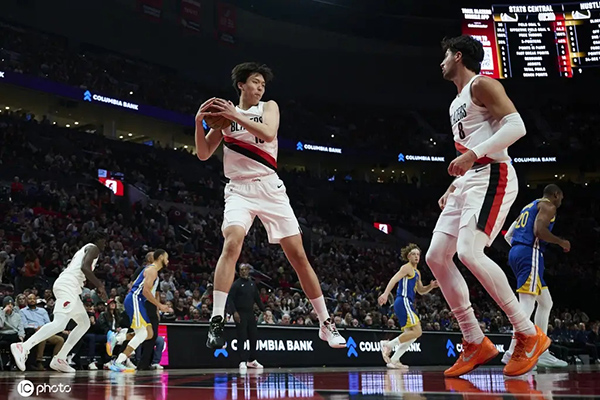 季前赛第三战杨瀚森状态回落仍稳健,竞争中显成长