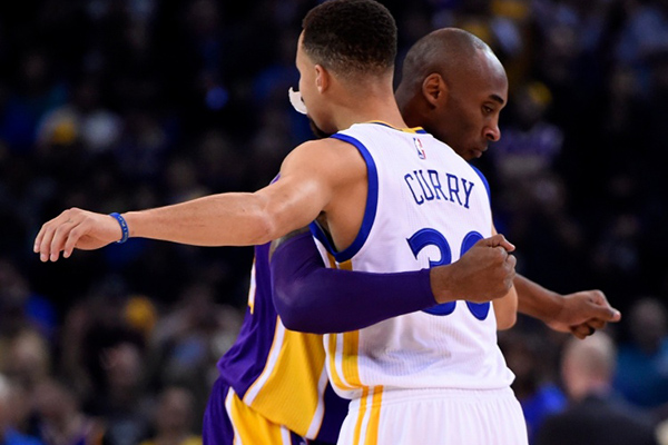 库里：节目中曝新书记载两段往事，从季前赛 “NBA 初体验” 到后背轻拍的认可