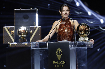 三连女足金球奖！西媒详解邦马蒂造型：棕色亮片礼服尽显华丽