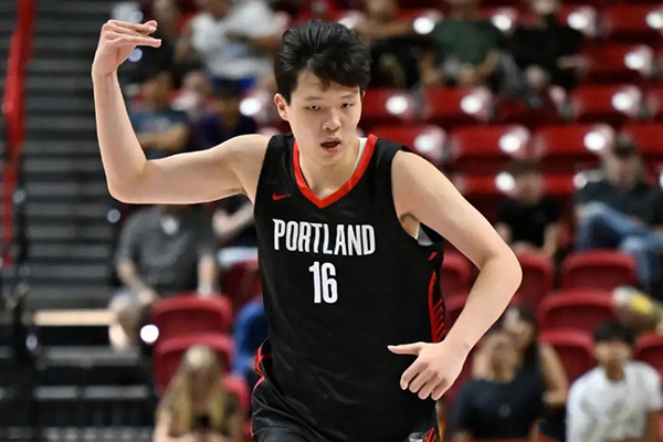 NBA季前赛：开拓者对阵爵士 杨瀚森替补登场贡献3分